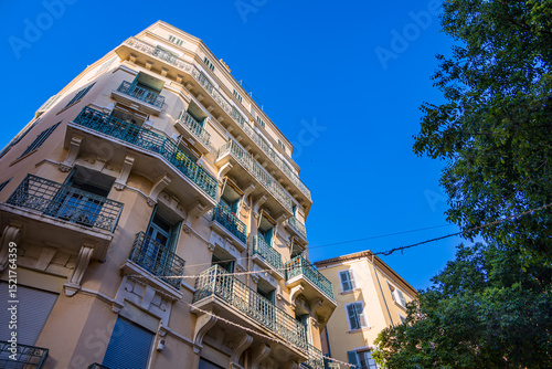 Fototapeta Naklejka Na Ścianę i Meble -  Dans les rues de Toulon ville de la méditerranée en France
