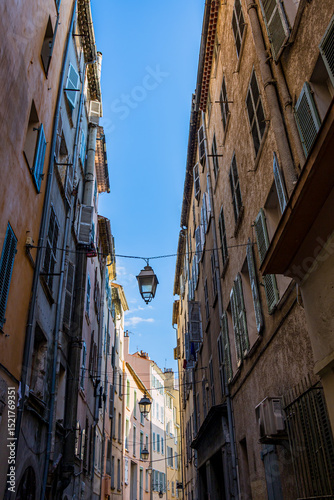 Fototapeta Naklejka Na Ścianę i Meble -  Dans les rues de Toulon ville de la méditerranée en France