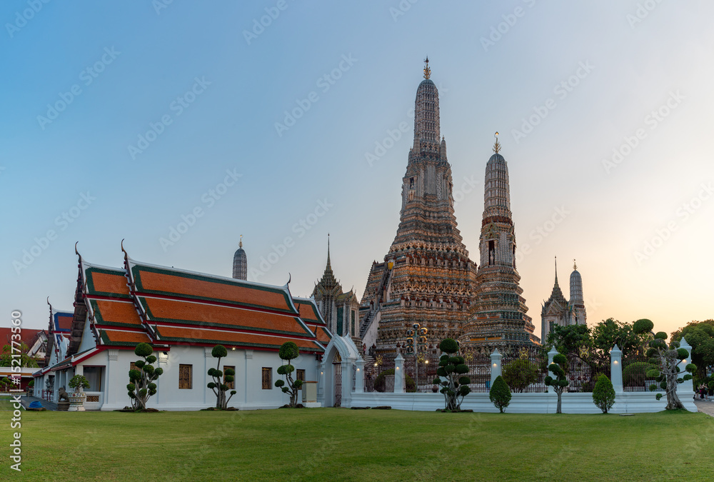 Fototapeta premium Wat Arun Temple at Sunset
