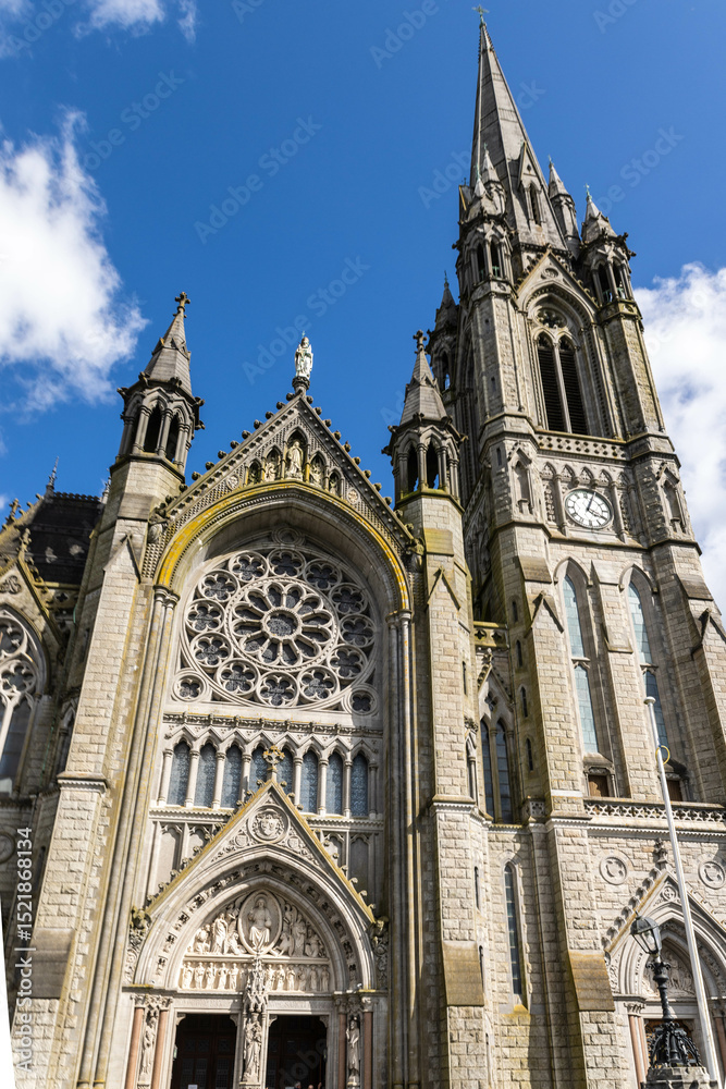 Obraz premium This striking photograph captures the grandeur of St. Colman's Cathedral in Cobh, Ireland—a stunning example of Gothic Revival architecture and a prominent landmark overlooking Cork Harbor