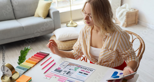 Female interior designer wo...