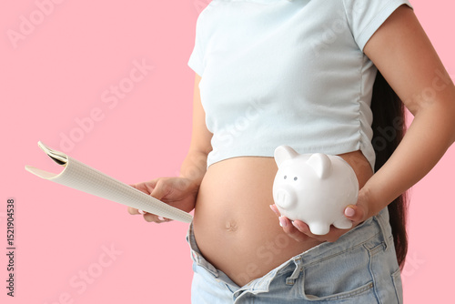 Young pregnant woman with p...