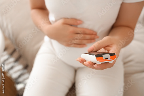 Young pregnant woman with g...