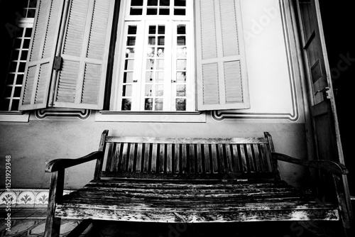 Janela de madeira e banco de madeira em casa de construção clássica.  photo