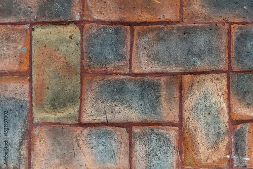Piso cuadriculado colores terracota. Loseta de barro desgastada y vieja. Vintage color marron rojizo. Lechada gris obscuro.