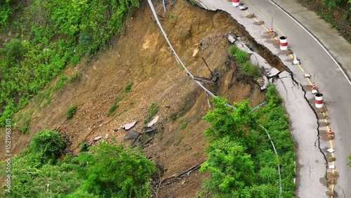 Foto Bird’s eye shot captures soil erosion and road collapse from intense rainfall, illustrating the severe impacts of climate change-driven extreme weather on vulnerable landscapes
