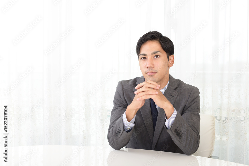 微笑む若いビジネスマン 微笑む若いビジネスマン