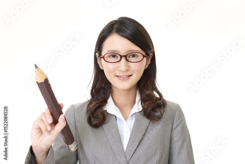 鉛筆を持った笑顔の女性