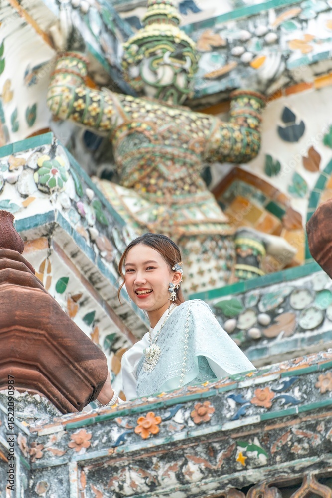 Obraz premium Young Woman in Traditional Thai Dress at Wat Arun, Temple of the Dawn, Bangkok, Thailand