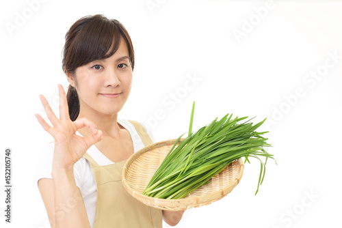 新鮮なニラを持つ女性