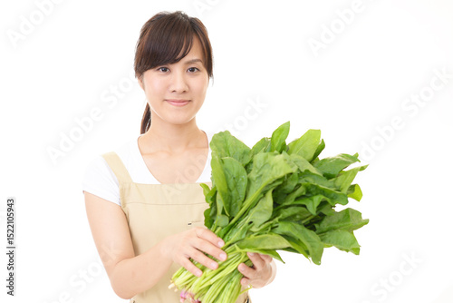 新鮮なほうれん草を持つ女性