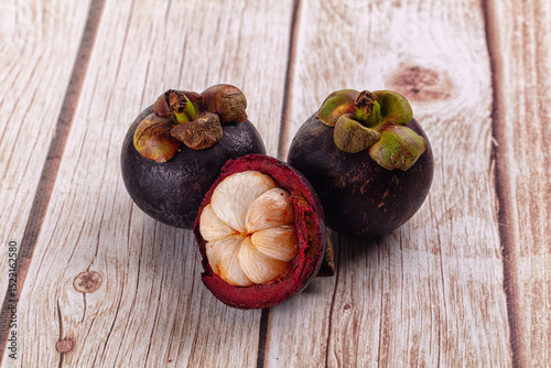 Fototapeta Naklejka Na Ścianę i Meble -  Ripe sweet juicy tropical mangosteen