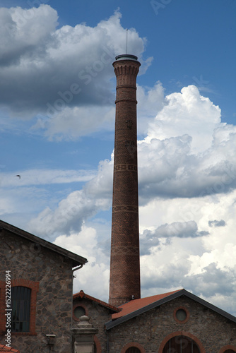 Haute cheminée et toits d'une vieille usine