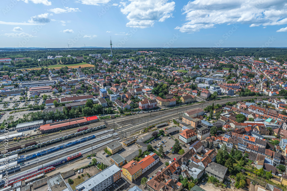 Obraz premium Ansbach, Bezirkshauptstadt von Mittelfranken, im Sommer - Blick über den Bahnhof nach Südwesten