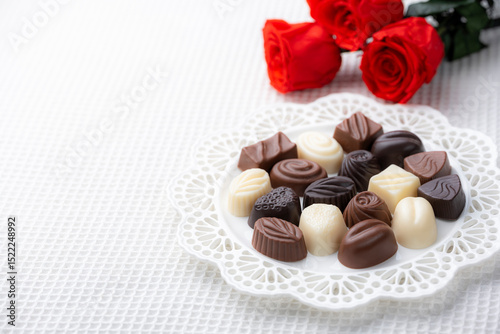 バラとチョコレートで彩るバレンタインの贈り物とコピースペース