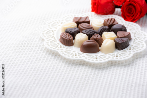 バラとチョコレートで彩るバレンタインの贈り物とコピースペース