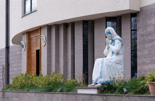 Vászonkép Statue of Mother Teresa of Calcutta, at the door of Saint Paul cathedral in Tira