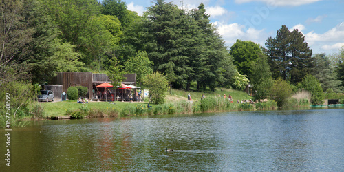 Promeneurs sur les rives du lac d'Yseron dans le département du Rhône