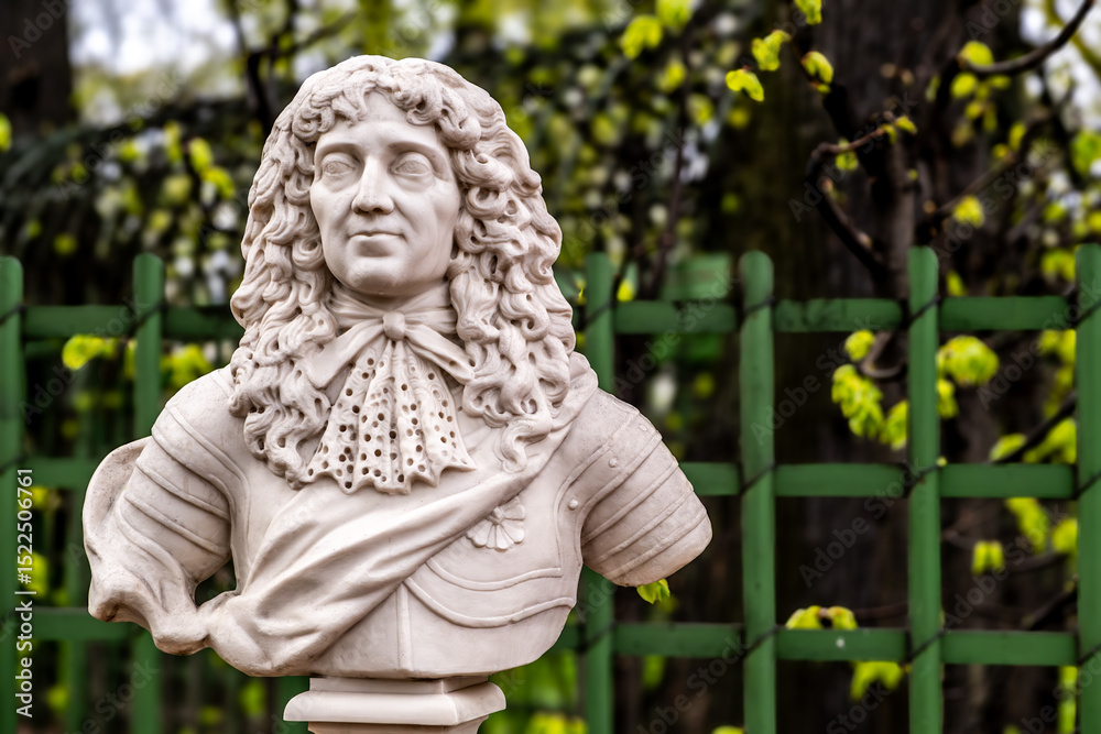 Obraz premium Bust of the Duke of Brandenburg in the summer garden of St. Petersburg.