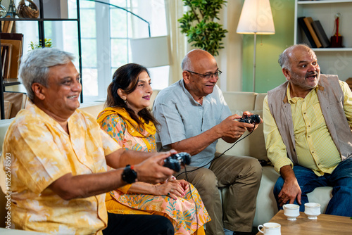 Foto Seniors enjoy friendly gaming session during relaxed get-together at cozy modern