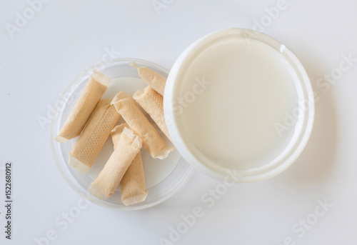 Cuadro en lienzo Closeup snus pads or nicotine pouch or nicopod alternative smoking  in white plastic box isolated on white background