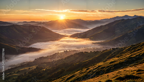 Le lever du soleil dans les montagnes