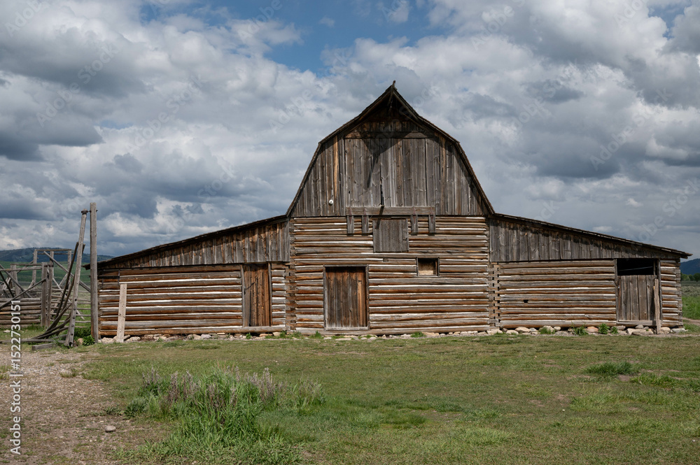 Obraz premium barn and buildings at Mormon Row in the Grand Tetons 
