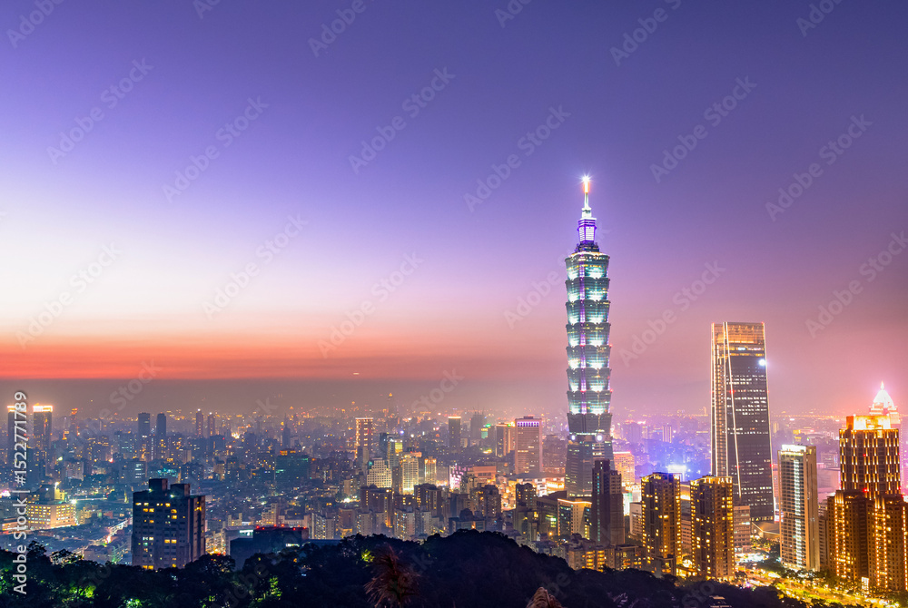 Obraz premium Najpiękniejszy punkt widokowy na zachód słońca w Tajpej i noc na Tajwanie. 