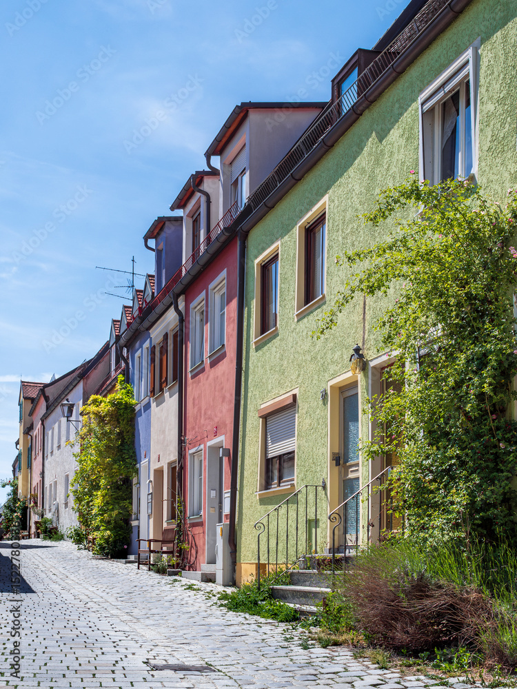Fototapeta premium Bunte Historische Häuser in der Altstadt von Freising, Bayern, Deutschland, Europa