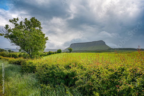 Berg Ben Bulben im Westen von Irland