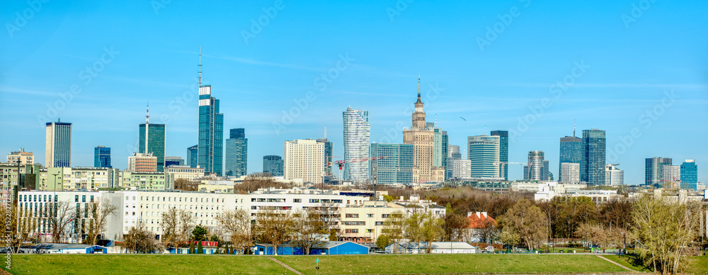 Fototapeta premium Panoramic view of Warsaw's skyline with modern and historic buildings.