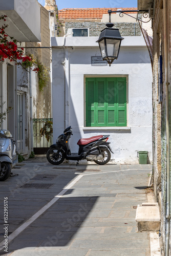 Fototapeta Naklejka Na Ścianę i Meble -  A Mediterranean old town. Historic buildings stand in narrow streets. Daytime city view in Rethymno, Crete, Greece