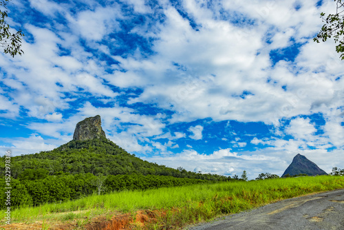 Landstrasse zum Mount Coonowrin m Glass House Mountains National Park