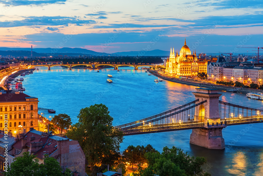 Fototapeta premium Famous Chain Bridge of Budapest, view on the main landmarks of Hungary, beautiful night lights