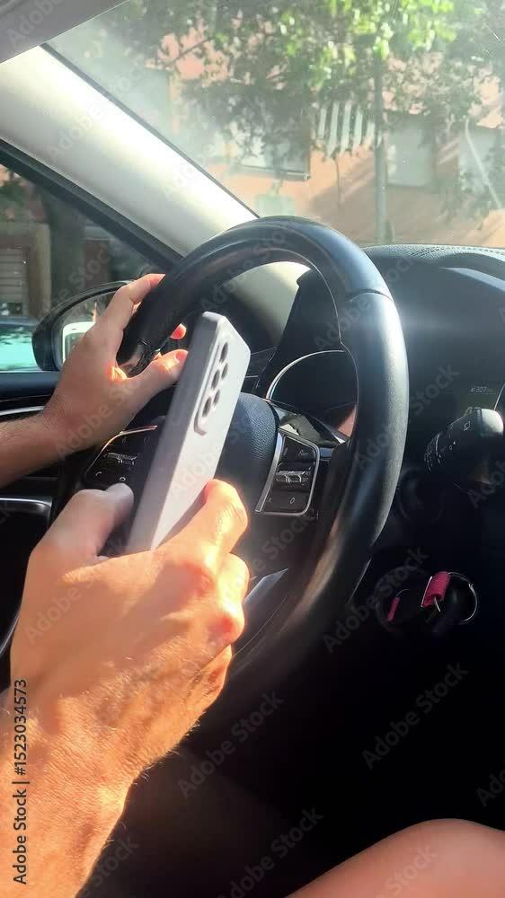 Conducir usando teléfono móvil infracción ley de tráfico. Seguridad vial accidente tráfico 