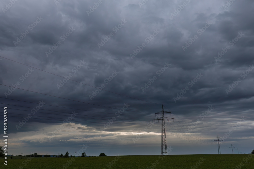 Obraz premium Landschaftsaufnahme mit schönen Regenwolken und grünen Feldern.