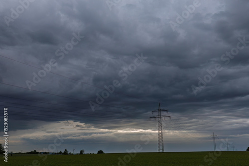 Landschaftsaufnahme mit schönen Regenwolken und grünen Feldern. photo