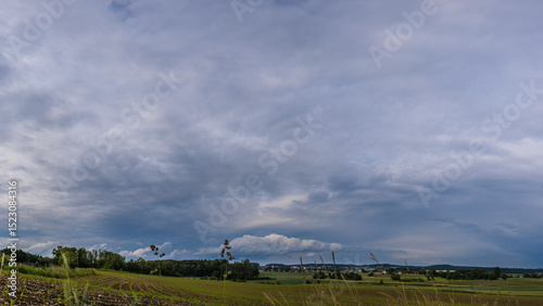 Aufnahme einer großen Regenwolke über einem Feld.
