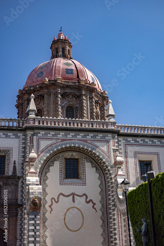 Detalles superior del Templo de Santa Rosa de Viterbo, Queretaro, México. Cupula color terracota.
Detalles pintados artesanalmente. Barroco queretano, arquitectura colonial mexicana. photo
