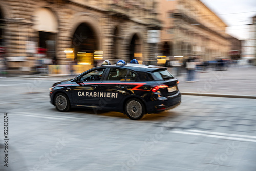 Carabinieri. Patrol policja włoska na służbie w mieście. Polizia
 photo