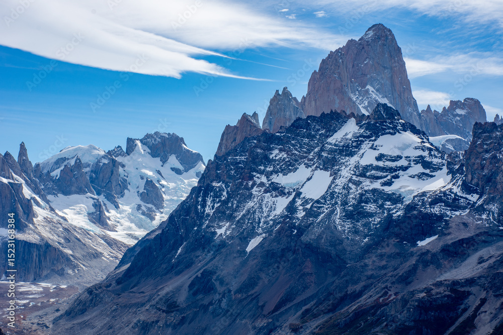 Fototapeta premium Montanhas nevadas com Fitz-Roy ao fundo - Patagonia Argentina