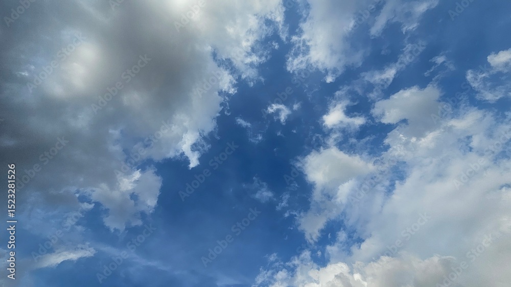 Obraz premium Blue Sky with White Clouds on a Sunny Day
