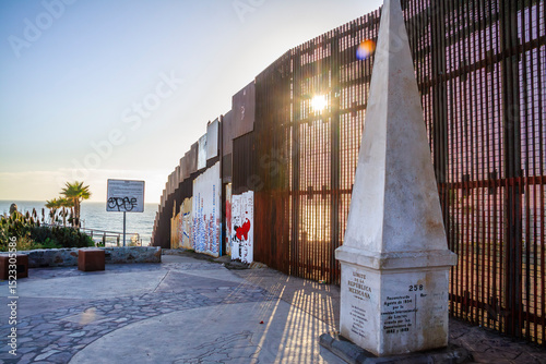 Frontera entre México y Estados Unidos en Playas de Tijuana