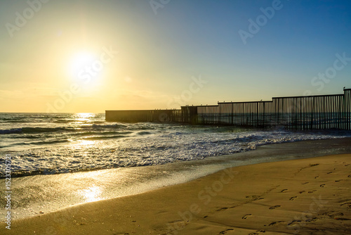Frontera entre México y Estados Unidos en Playas de Tijuana