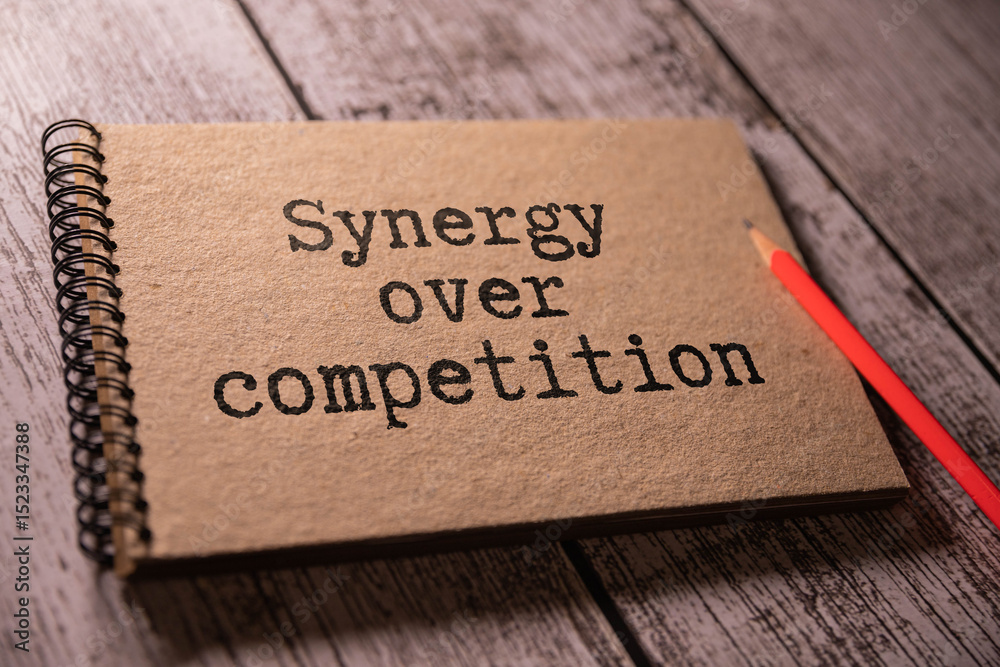 Obraz premium Notepad and text Synergy over competition