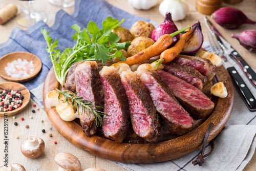 Tableau sur toile 【和牛サーロインステーキ】塩と胡椒でシンプルにグリルした国産和牛ステーキ。 香ばしい焼目の下に柔らかな赤身を楽しめるレアに仕上げました。