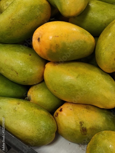 Fototapeta Naklejka Na Ścianę i Meble -  Rows of fresh, sweet mango fruits in a supermarket,Hileras de frutas de mangos frescos y dulces,  en un supermercado,(15)