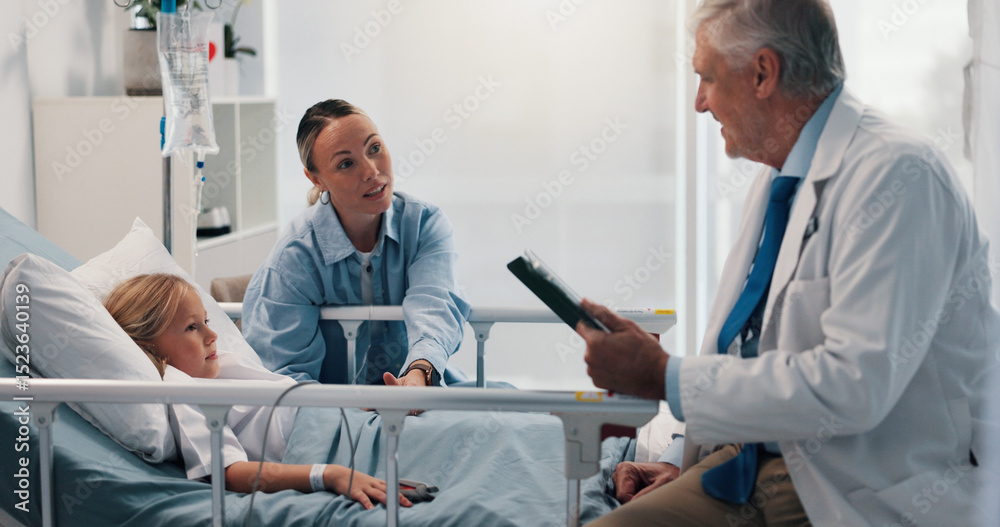 Obraz premium Doctor with tablet, mother and daughter in hospital bed for consulting or recovery from surgery. App, healthcare or medical with single parent woman, surgeon and girl child in clinic for results