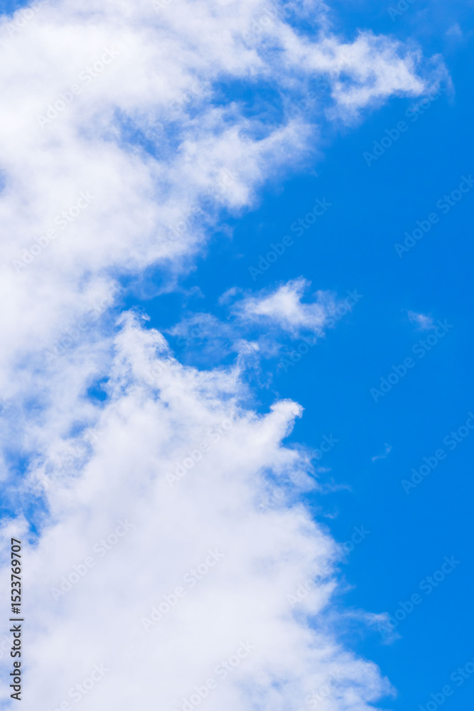 Obraz premium 雨上がりの澄んだ青空と白い雲71