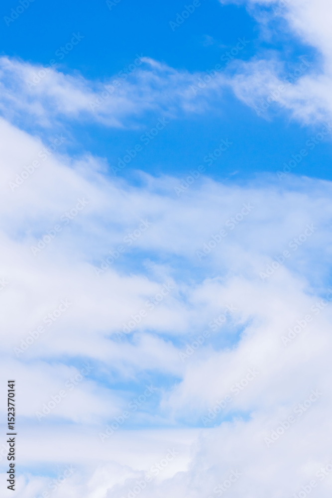 Naklejka premium 雨上がりの澄んだ青空と白い雲80